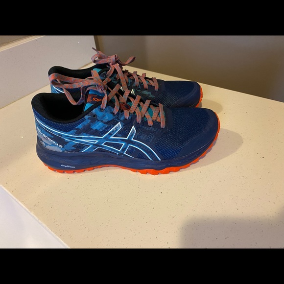 Women size 7.5 - Picture 3 of 5